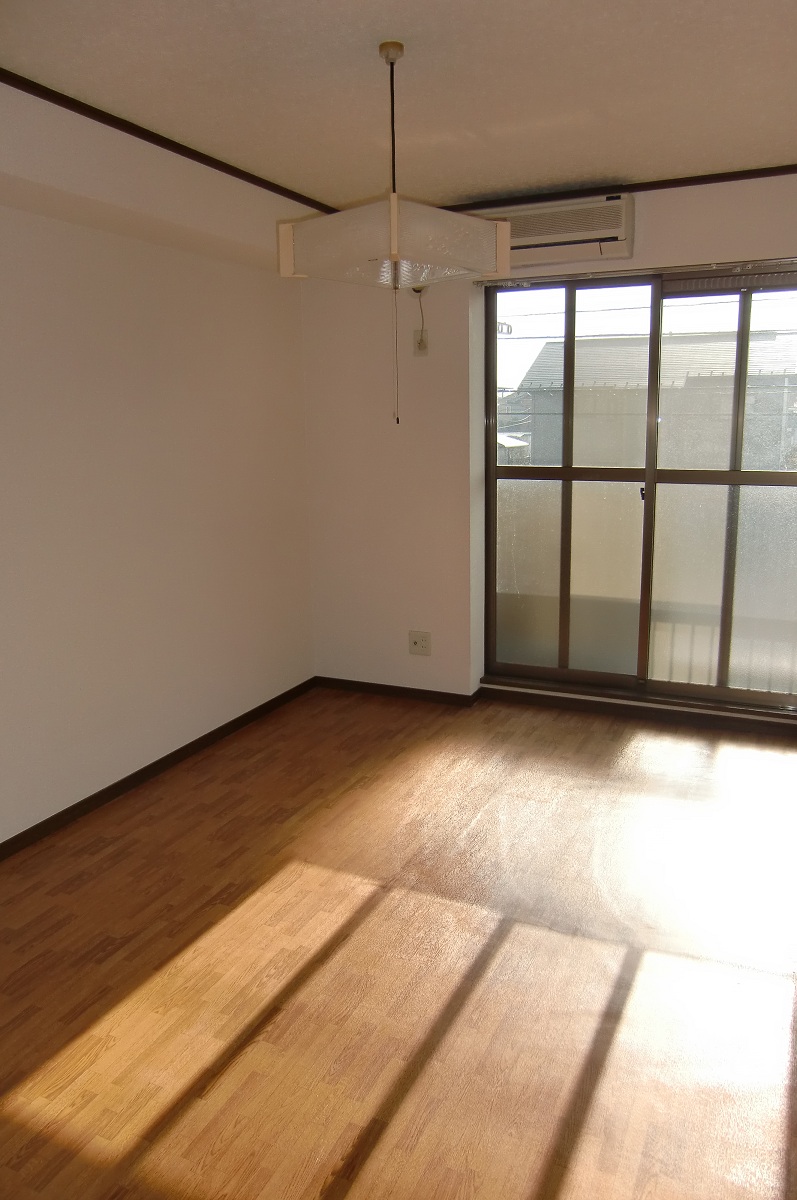 Other room space. Sunshine feels good Western-style