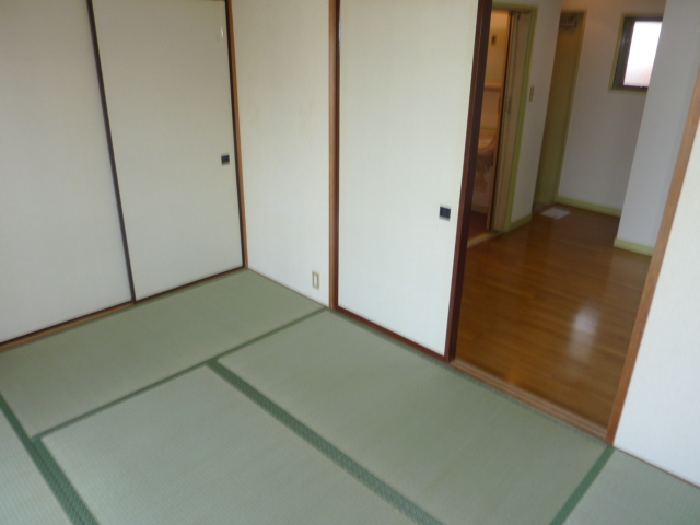 Living and room. Is a space of calm sum clean.