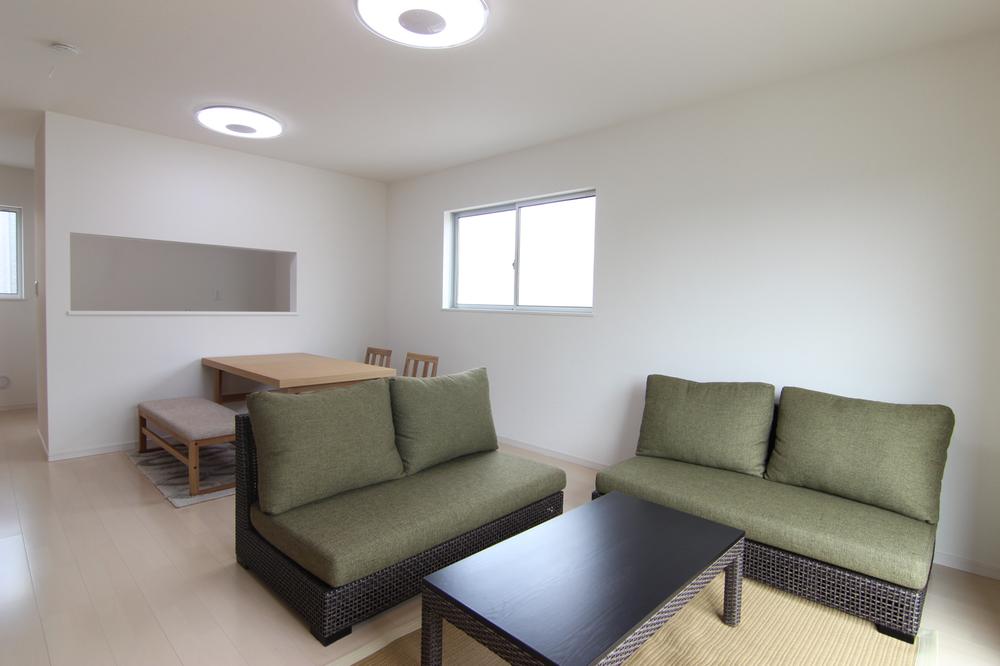 Local appearance photo. Bright living room, dining. Please preview. 