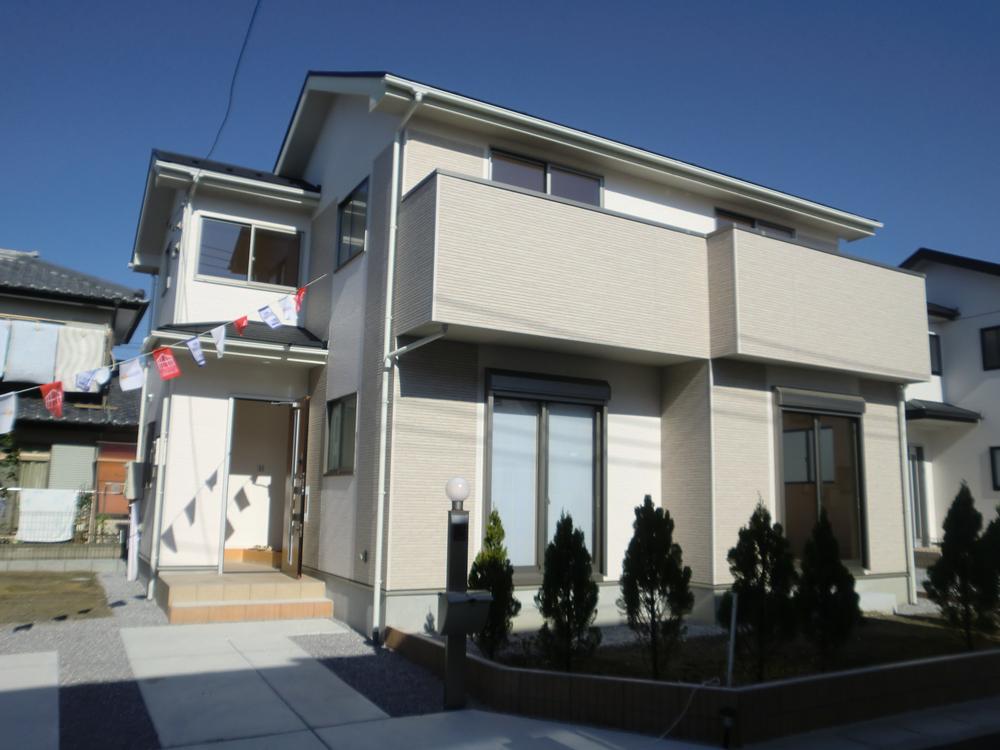 Parking lot. Relaxed some car space, A large gap between the adjacent land. 