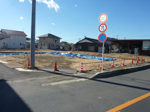 Local photos, including front road. Local (January 2013) Shooting