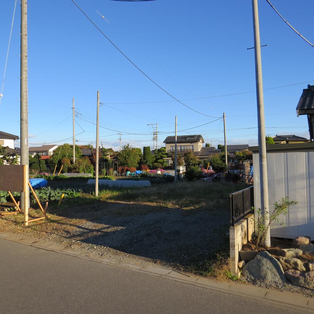 Local photos, including front road. Southeast direction local photo