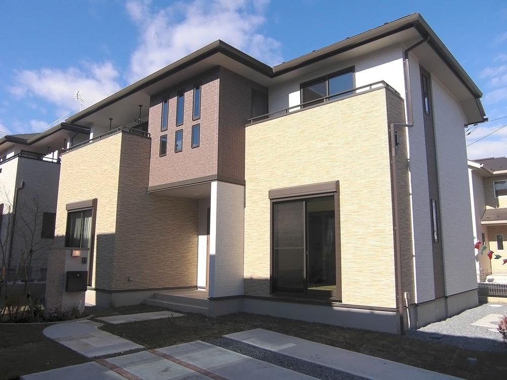 Local appearance photo. House clearing the energy-saving achievement rate of 100% or more in the top runner standard. (Window glass all rooms pair glass, kitchen ・ Bathroom with shower water-saving type, Fluorescent lighting use, etc.) / 5 Building (December 2013 shooting)