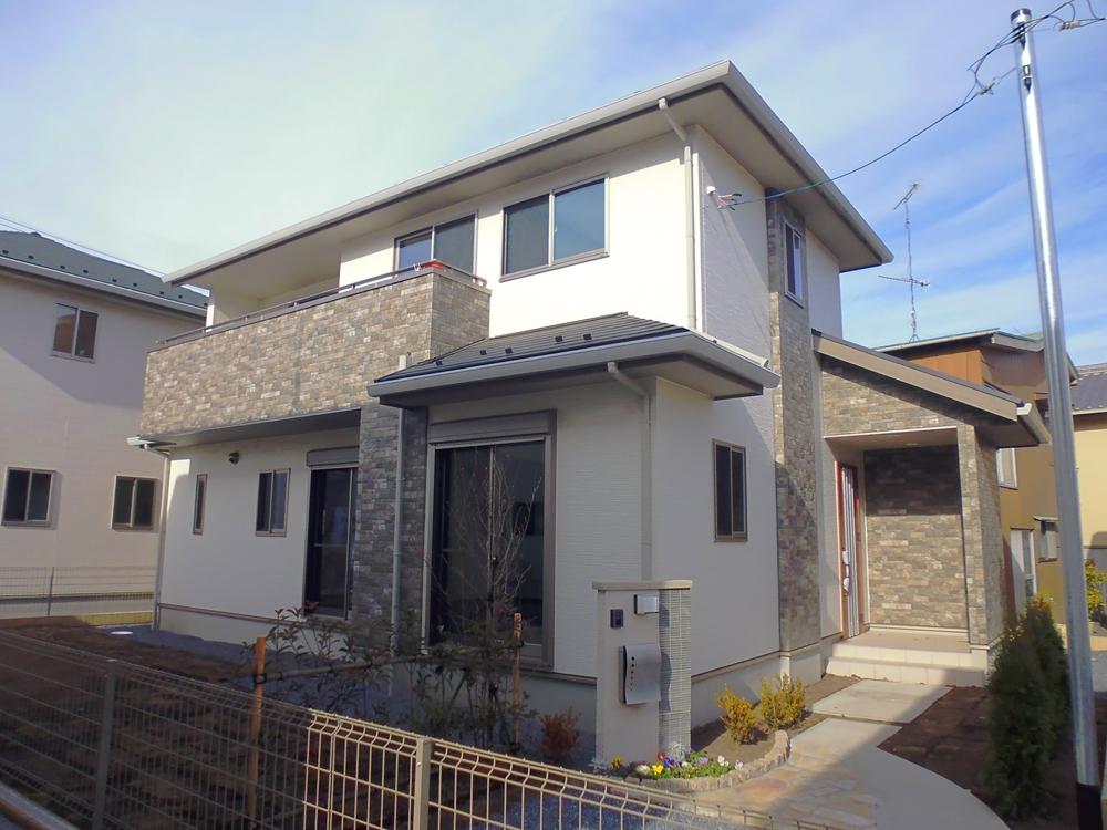 Local appearance photo. 2F children room partition can be designed according to the growth of the child. As abandon play space when small, When you grow it can be used as a private dining room. / 3 Building appearance (December 2013 shooting)