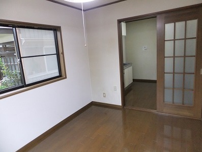 Living and room. It is a corner room