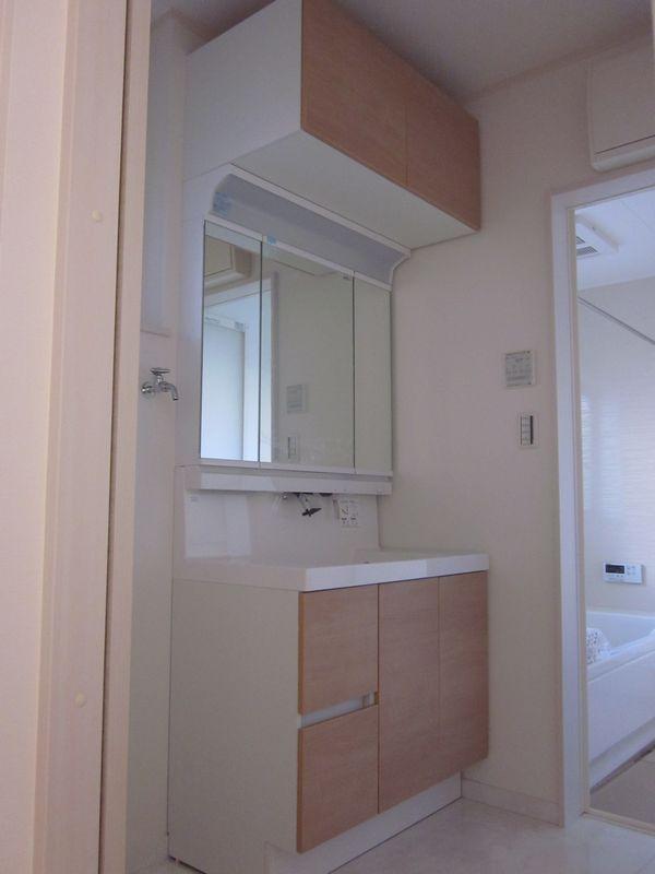 Wash basin, toilet. Same specifications