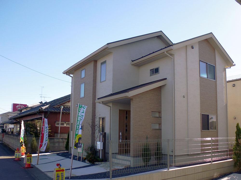 Local appearance photo. House clearing the energy-saving achievement rate of 100% or more in the top runner standard. (Window glass is all the room pair glass, kitchen ・ Bathroom with shower water-saving type, Fluorescent lighting use, etc.) / Building 2 (December 2013 shooting)