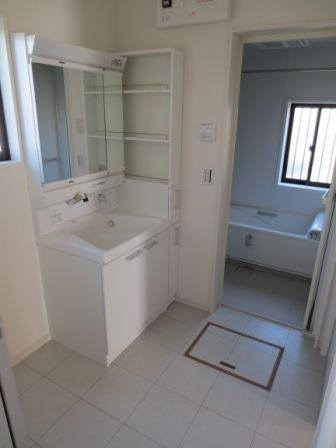 Wash basin, toilet. Undressing is Rakuchin worn together with the bath with your children! 