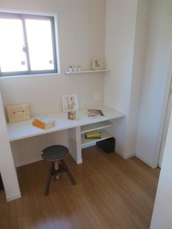 Other introspection. Also household account book space and Papa personal computer space of the kitchen next to the communication space mom! Conversation momentum since close to the Kitchen! 