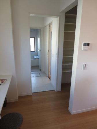 Other introspection. Washroom from the kitchen, Flow line down pat to the dressing room! It will also be smooth housework mom