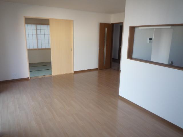 Living. Cooking fun with face-to-face kitchen