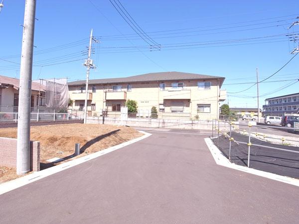 Local photos, including front road. Development road