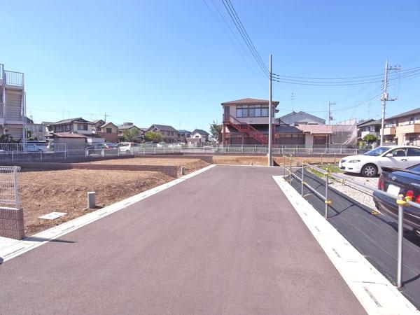 Local photos, including front road. Development road