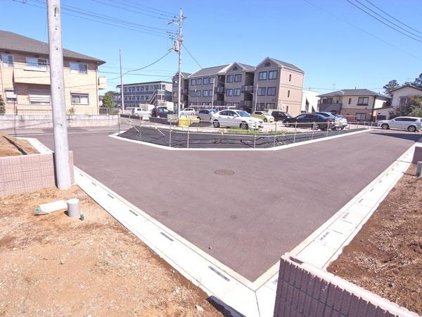 Local photos, including front road. Development road