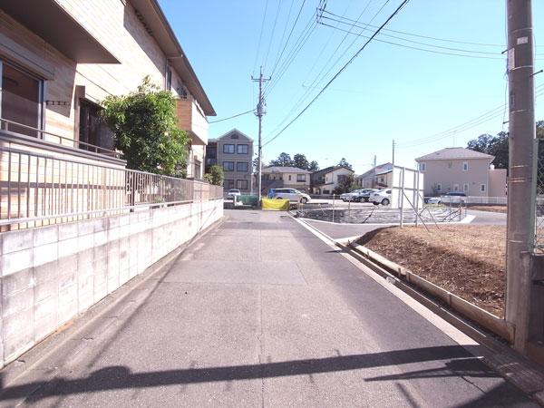 Local photos, including front road. Northeast side about 5.2m on public roads