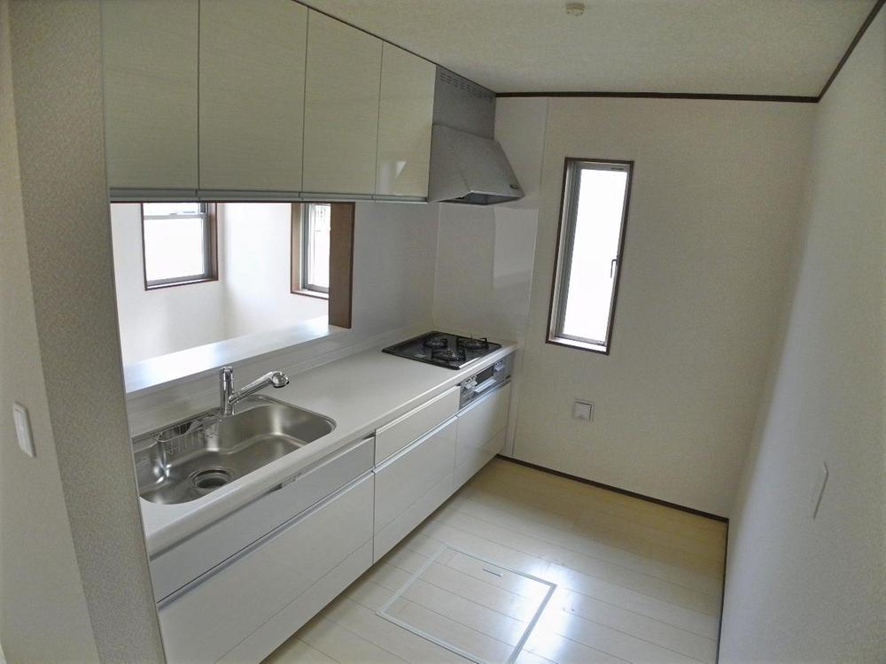 Kitchen. Kitchen also the comfort side by side with two people (November 2013) Shooting