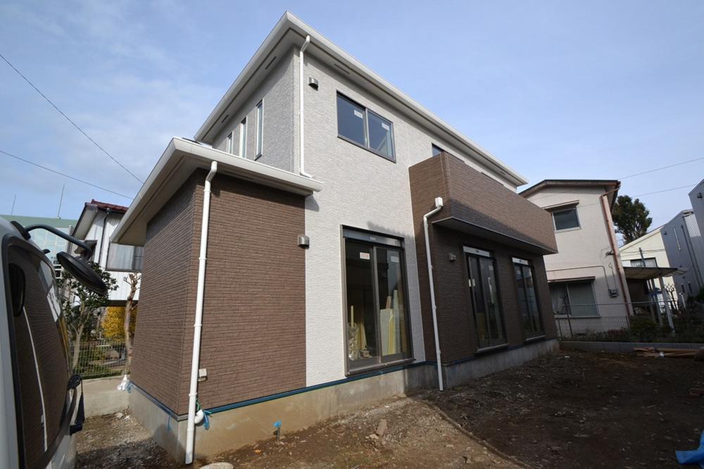 Local appearance photo. Local (12 May 2013) Shooting