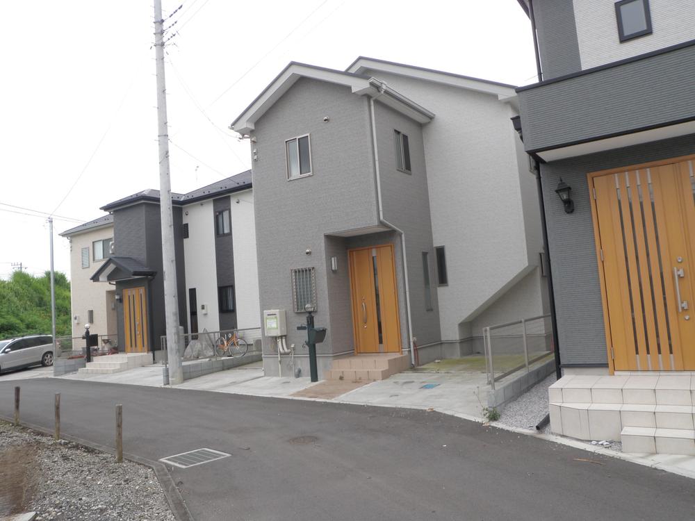 Local photos, including front road. Local (July 2012) shooting