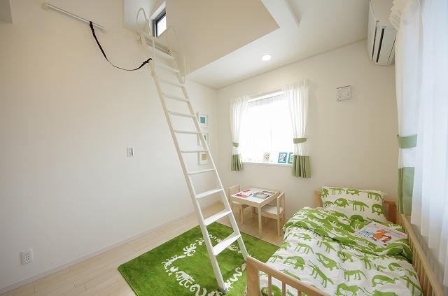 exhibition hall / Showroom. Children's room, which was equipped with attic storage. 