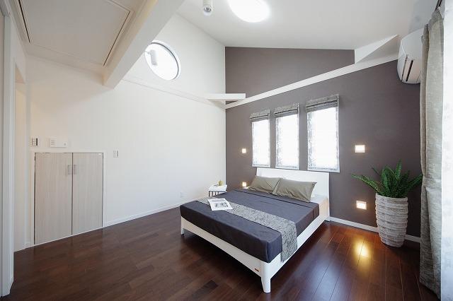 exhibition hall / Showroom. Produce a sense of openness by providing a gradient ceiling. The main bedroom of relaxation.  exhibition hall