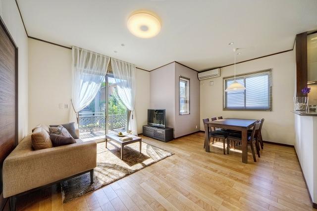 exhibition hall / Showroom. Warm summer and cool winter, Living with excellent thermal insulation field ・ dining.  exhibition hall