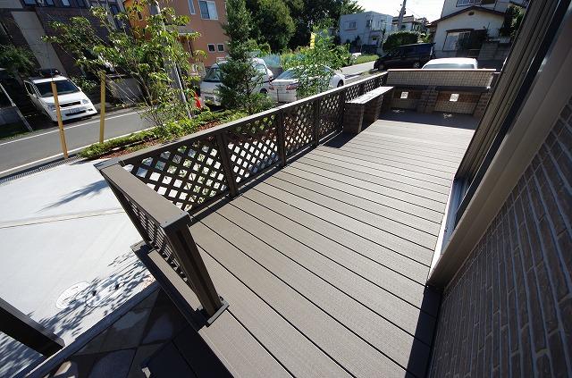 exhibition hall / Showroom. Wood deck that is bathed in the light of the sun to fully. Enjoy barbecue in the summer. 
