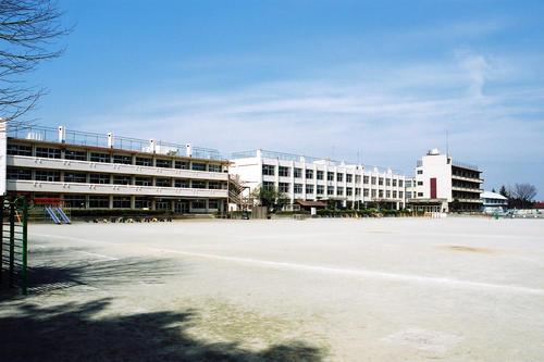 Primary school. Iruma Municipal Higashikanako to elementary school 174m