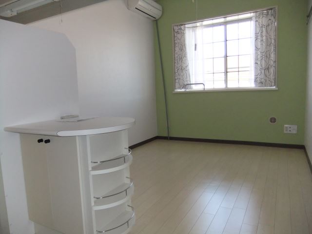 Living and room. It is a reference photo of the other in Room. 