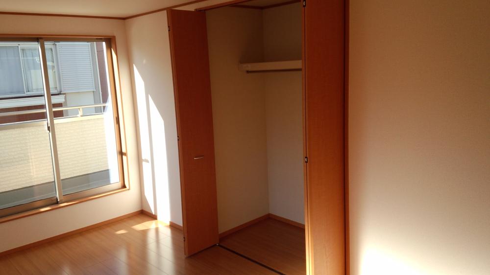 Local appearance photo. Popular with women. Spread of the closet. 