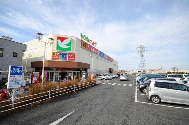 Shopping centre. To York Mart 1200m