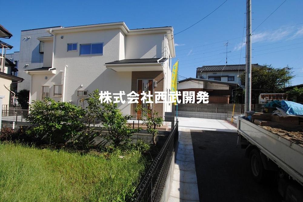 Local photos, including front road. 4 Building site (September 2013) Shooting