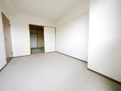 Other room space. Same property, Is an image by another, Room room photo