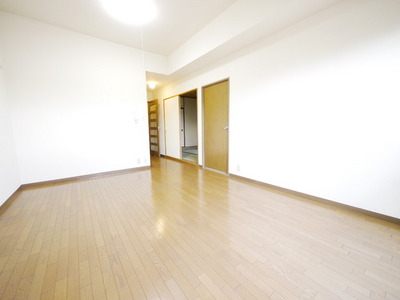 Other. Same property, Is an image by another, Room room photo