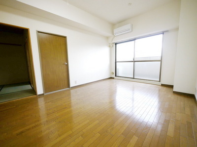 Living and room. Same property, Is an image by another, Room room photo