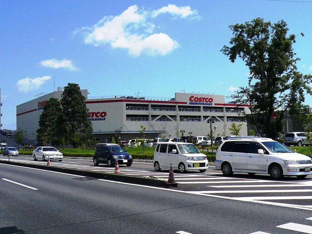 Shopping centre. 1800m to Costco