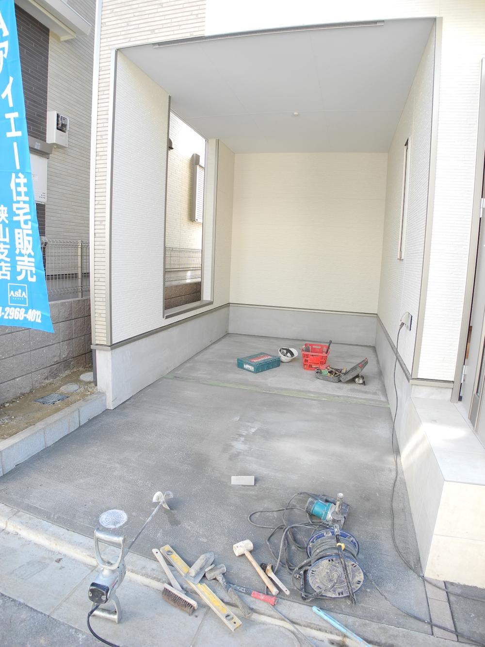 Parking lot. Built-in garage to protect the car from the wind and rain (November 2013) Shooting