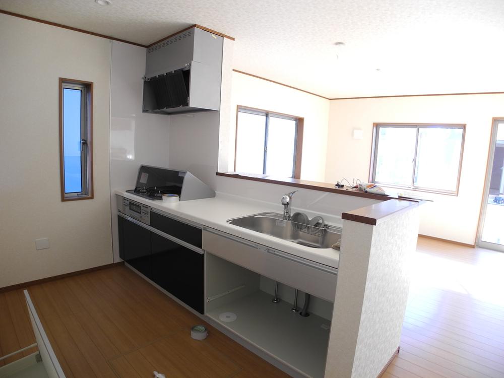 Kitchen. It overlooks the living room from the kitchen.  Dishes while watching the children (November 2013) Shooting