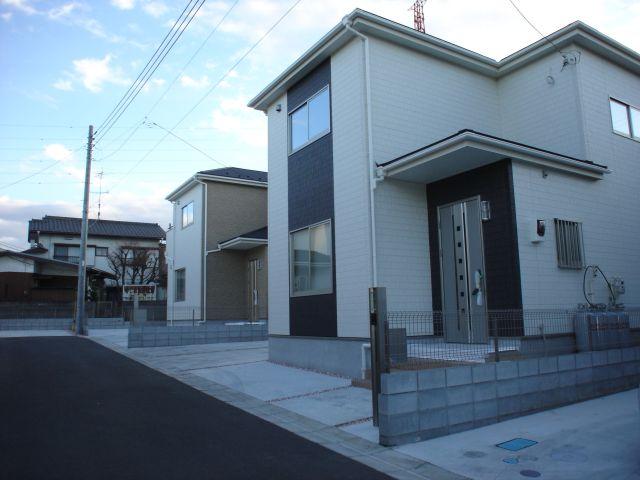 Local photos, including front road. Local (24 December) shooting