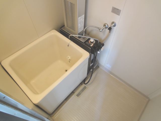 Bath. Inverted floor plan by Room No.