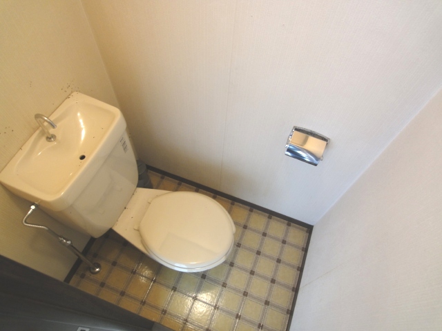 Toilet. Inverted floor plan by Room No.