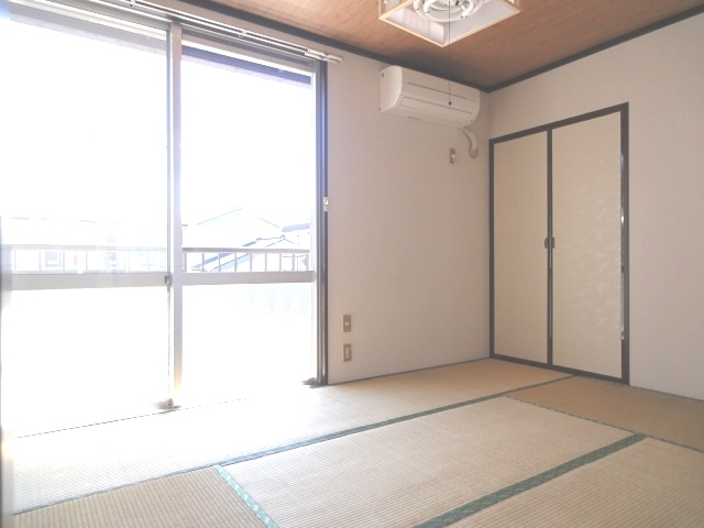 Living and room. Inverted floor plan by Room No. (202, Room is a Western-style)