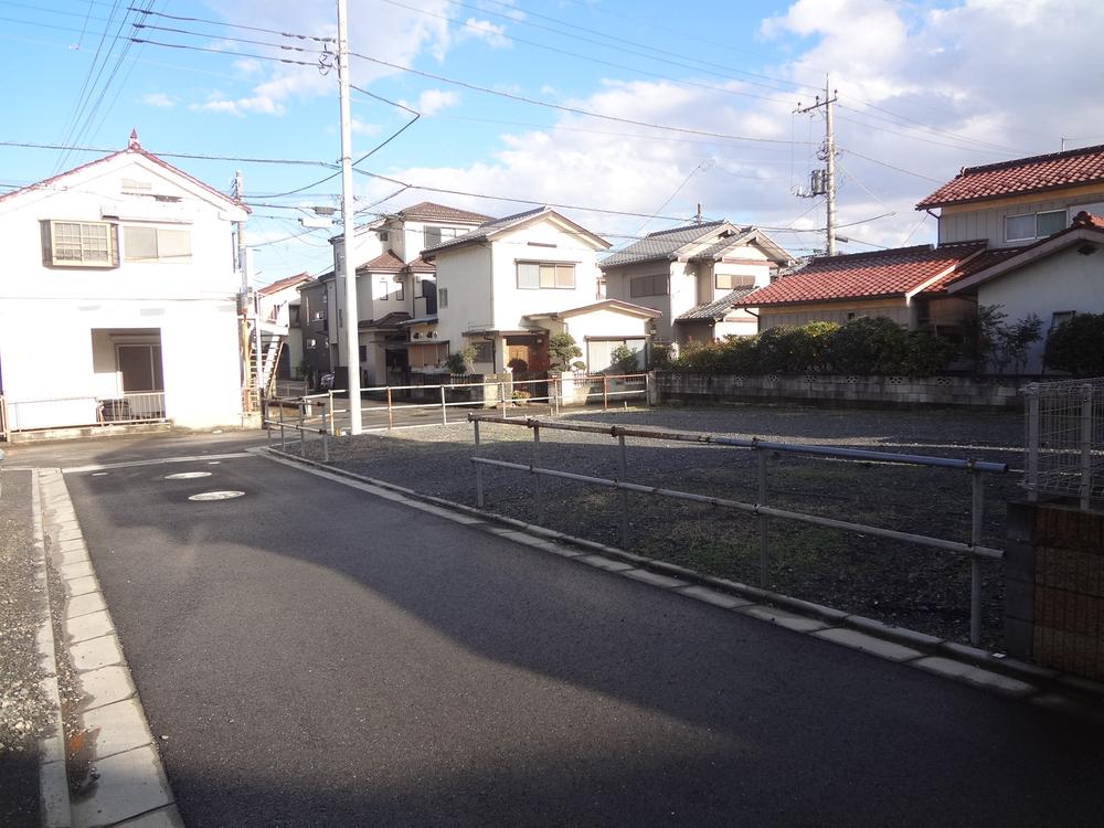 Local photos, including front road. Smile of children spread to release a new residential area that spread in all directions