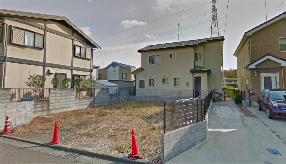 Local land photo. South side is going to be a bright room not block the light of day because it is a car space in the neighboring house. 