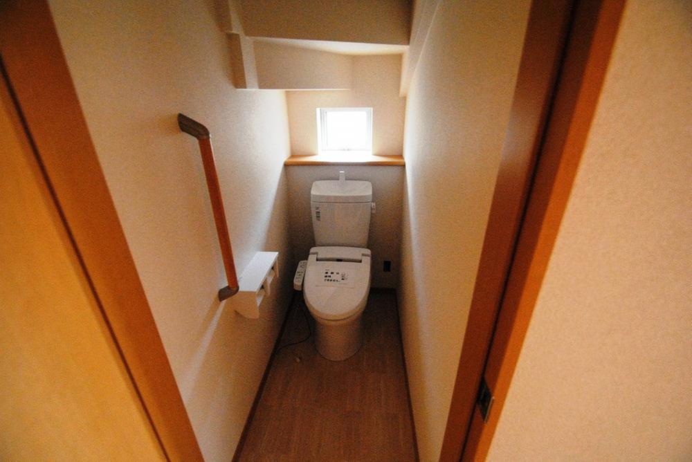 Toilet. Indoor (10 May 2013) Shooting