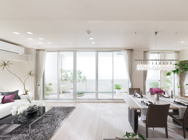 Living.  [living ・ dining] A space that continue to be comfortable over the time. The richness that deepens enough to go repeat time. Not just now, To be joy increases apartment about live. First in was stuck in, Sunny living room leads to a universal comfort ・ It is a dining. Morning of soft light, Time even forget the afternoon of pleasant sunny spot is lapse. The Only Years to superimpose with this space, I want to pride.  ※ Indoor photo model Room C type of publication (Menu Plan 2 / Free of charge, 13F ・ 14F can only ・ Application deadline have) some option (paid ・ Including application deadline Yes).