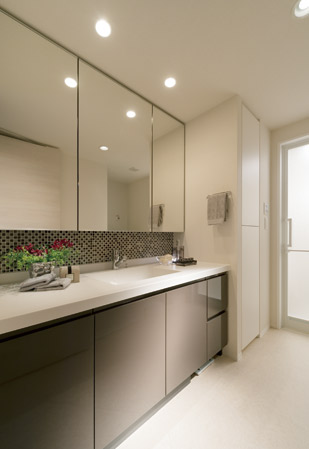 Bathing-wash room.  [Three-sided mirror with vanity] In vanity room, Set up a three-sided mirror with vanity with storage space in Kagamiura.