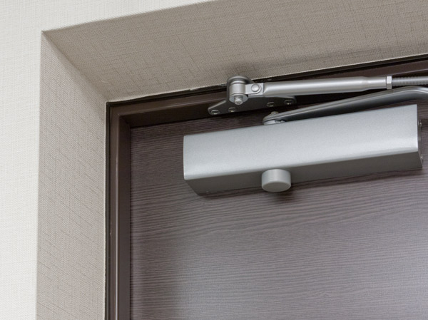 earthquake ・ Disaster-prevention measures.  [Seismic door frame] To ensure the clearance between the entrance door and the frame, It allows you to escape from the front door of the emergency.