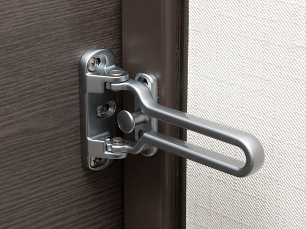 earthquake ・ Disaster-prevention measures.  [Seismic Door Guard] Frame side of the bracket of the entrance door, Door by earthquake ・ Specification is that easy to cope with the deformation of the frame.