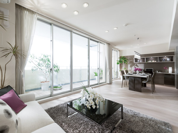 Room and equipment. A space that continue to be comfortable over the time. The richness that deepens enough to go repeat time. Not just now, To be joy increases apartment about live. First in was stuck in, Sunny living room leads to a universal comfort ・ It is a dining. Morning of soft light, Time even forget the afternoon of pleasant sunny spot is lapse. The Only Years to superimpose with this space, I want to pride.  ※ Indoor photo model Room C type of publication (Menu Plan 2 / Free of charge, 13F ・ 14F can only ・ Application deadline have) some option (paid ・ Including application deadline Yes).