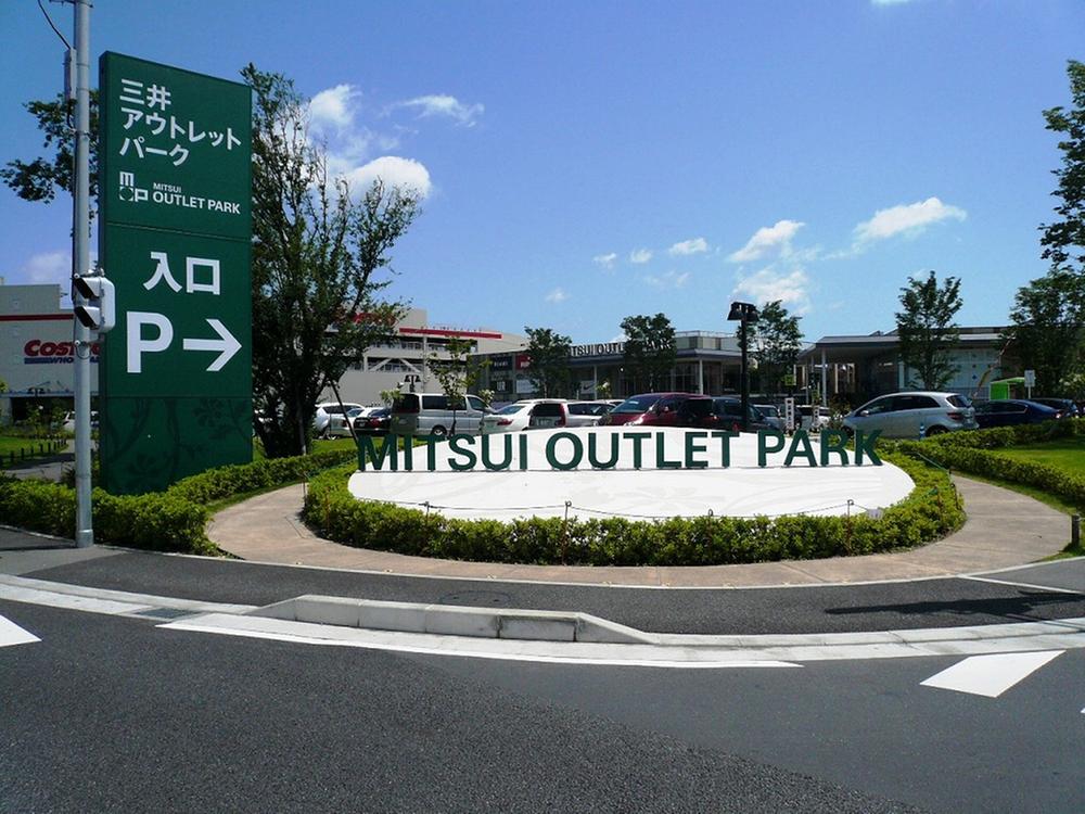 Shopping centre. 1900m to Mitsui Outlet Park